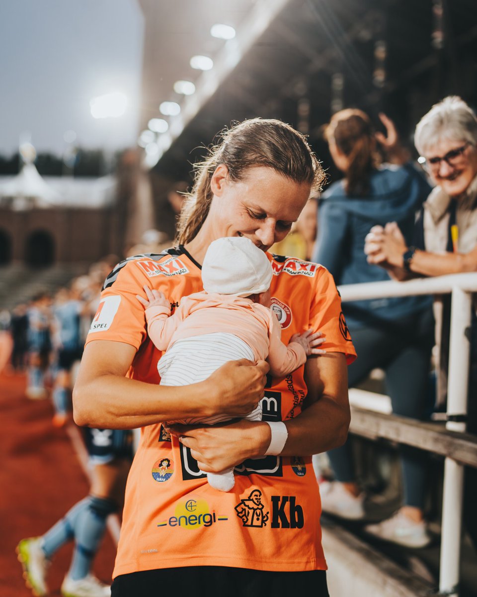 sheilavdb's tweet photo. One of my most wonderful moments of 2023. Nora, here 3 weeks old, meeting Berit for the first time at Stockholm Stadion. Always a beautiful place to play, but this one was special ❤️ https://t.co/IeS6ZP7PyL