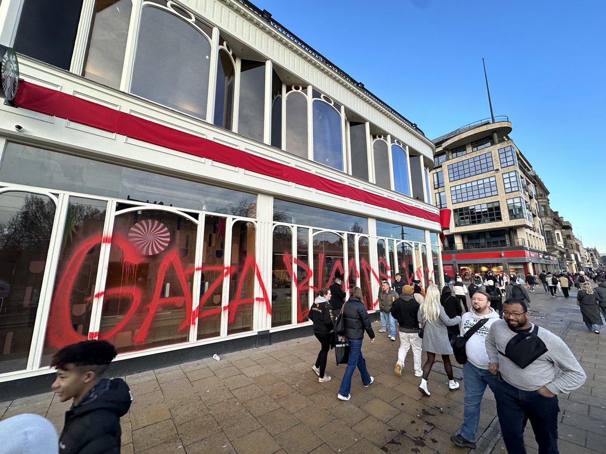 youzzzuf's tweet photo. A new starbucks opened in Edinburgh and this what people had to say.
Gaza bleeds https://t.co/DeCES9A175