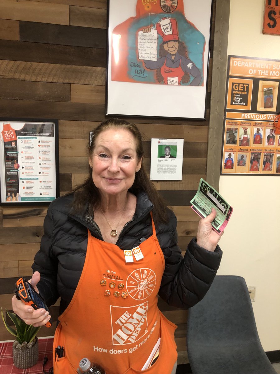 #DreamTeam2217: Tis the Seasonal season and they have been rocking Excellent Customer Service.  Garrett, Robert and Chantal were recently mentioned in the VOC for going above and beyond!  Thank you for Delivering on The Orange Promise.