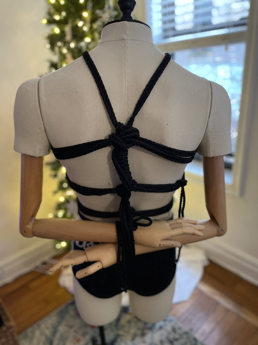 Daddy_R_77's tweet photo. This weeks harness. Looking for good boys to practice on!!  

#shibari #Maleshibari #boyshibari #bondage #boybondage #boundtoserve #boysinropes #meninropes #kink #bdsm #kinkart #kinkyart #gayart #queerart #portrait #jock #GayNYC #ropebondage #shibariart #shibaribondage https://t.co/xWRoliORqT