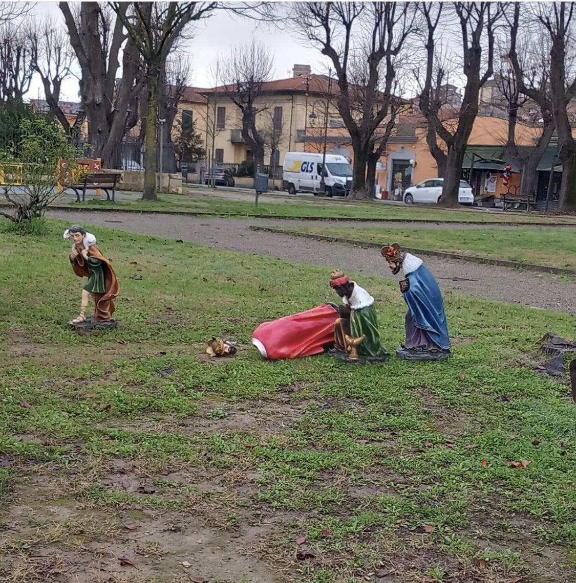 nencios's tweet photo. Sembrano usciti dal Cocoricò https://t.co/2eAJtPGPkW