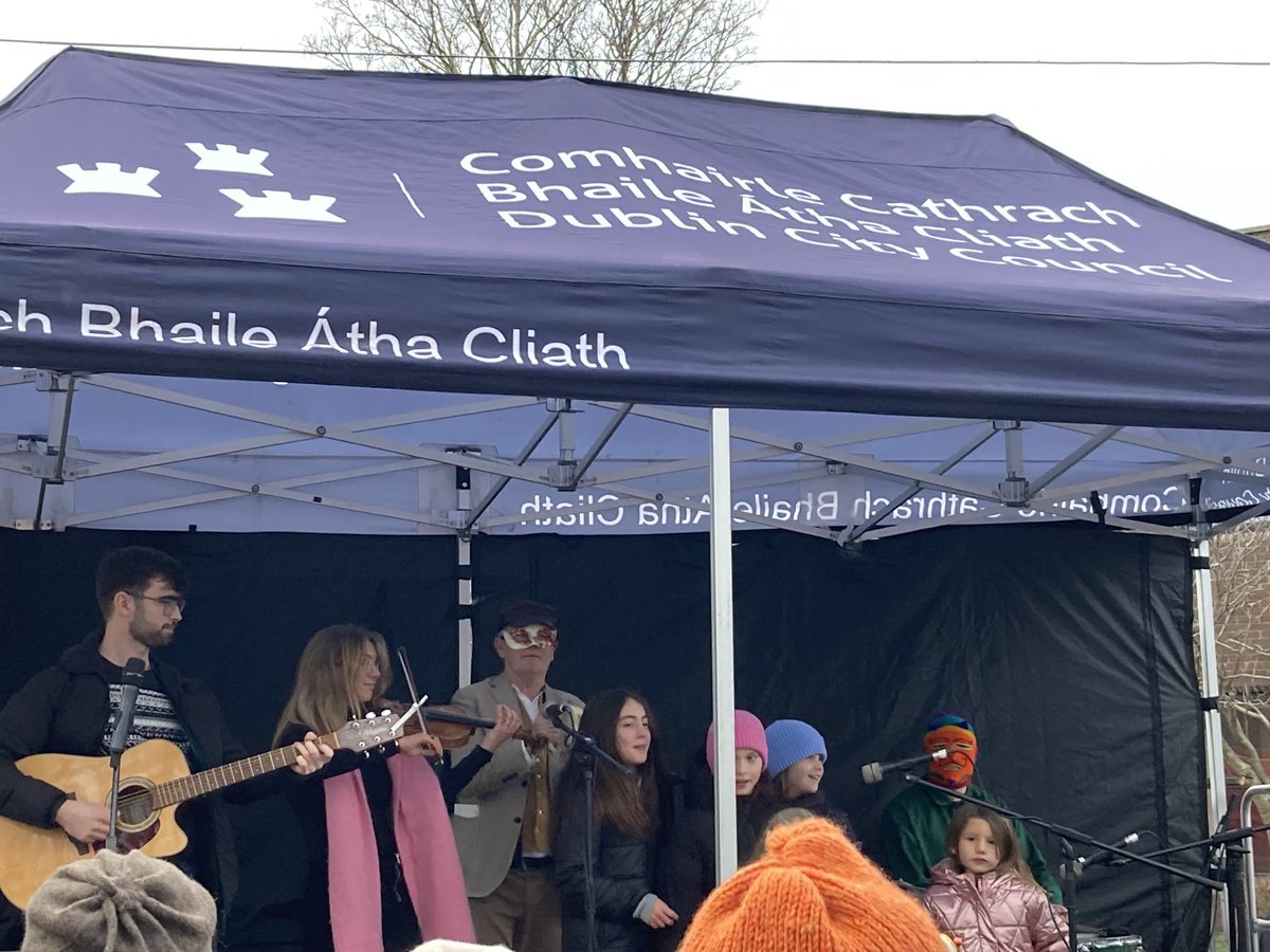ivanabacik's tweet photo. The best way to spend #StephensDay - back on #Sandymount Green with the fantastic #WrenBoys for great music and dancing! @SandymountD4 @newsFour @DubCityCouncil https://t.co/8fUHy9nAGG