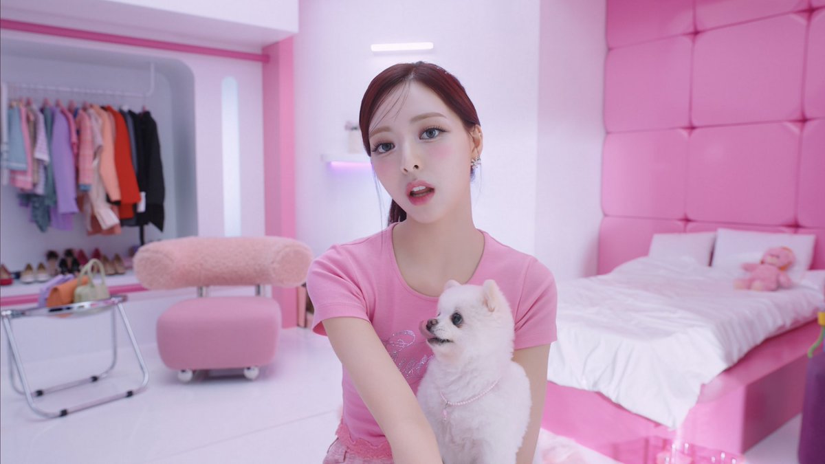 PopBase's tweet photo. ITZY's Yuna has released the music video to her solo ‘Yet, But.’

Watch: https://t.co/bsX5kNYDoS https://t.co/gcBY8nttPR