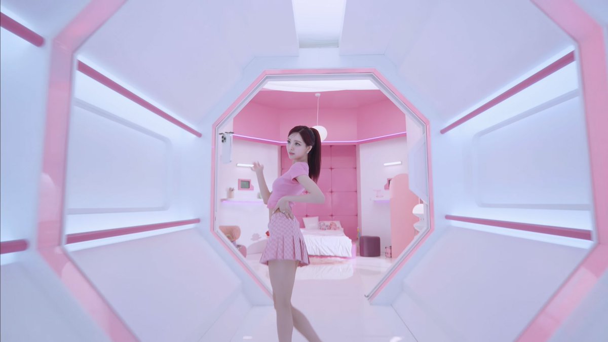 PopBase's tweet photo. ITZY's Yuna has released the music video to her solo ‘Yet, But.’

Watch: https://t.co/bsX5kNYDoS https://t.co/gcBY8nttPR