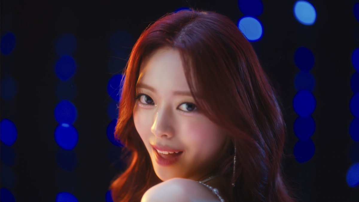 PopBase's tweet photo. ITZY's Yuna has released the music video to her solo ‘Yet, But.’

Watch: https://t.co/bsX5kNYDoS https://t.co/gcBY8nttPR