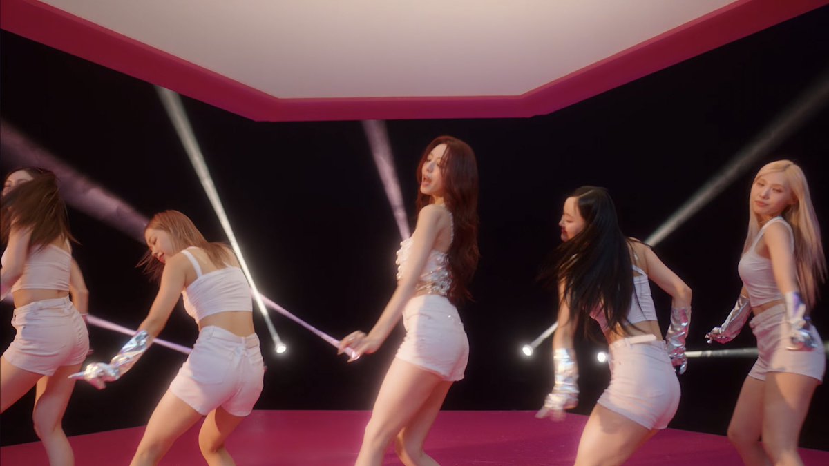 PopBase's tweet photo. ITZY's Yuna has released the music video to her solo ‘Yet, But.’

Watch: https://t.co/bsX5kNYDoS https://t.co/gcBY8nttPR