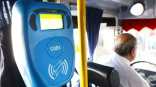 El boleto mínimo de colectivo en el AMBA se iría, de base, a $400 en enero y seguiría subiendo sin pausa. A su vez, se reducen todas las frecuencias, con lo cual el servicio será cada vez más caro y peor. Esto lo confirmó hoy Gerardo Ingaramo, Presidente de la Federación de