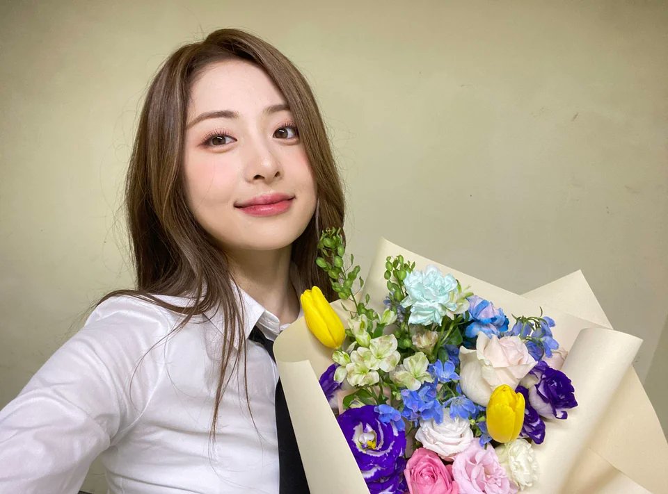 llegó la hora en que dejo de rascarme la pancita y vivo mi #𝓅𝚒n𝕜𖠇ུ𓈒𝓂o𝕞𝖊n𝕥 a lado de la próxima diosa de la industria, por supuesto que no puedo quedarme atrás y le he traído unas lindas florecitas esperando sean de su agrado. 

𝑝earl - 𝑝rincess #𝕜okomi ❊ ָ࣪ ˖