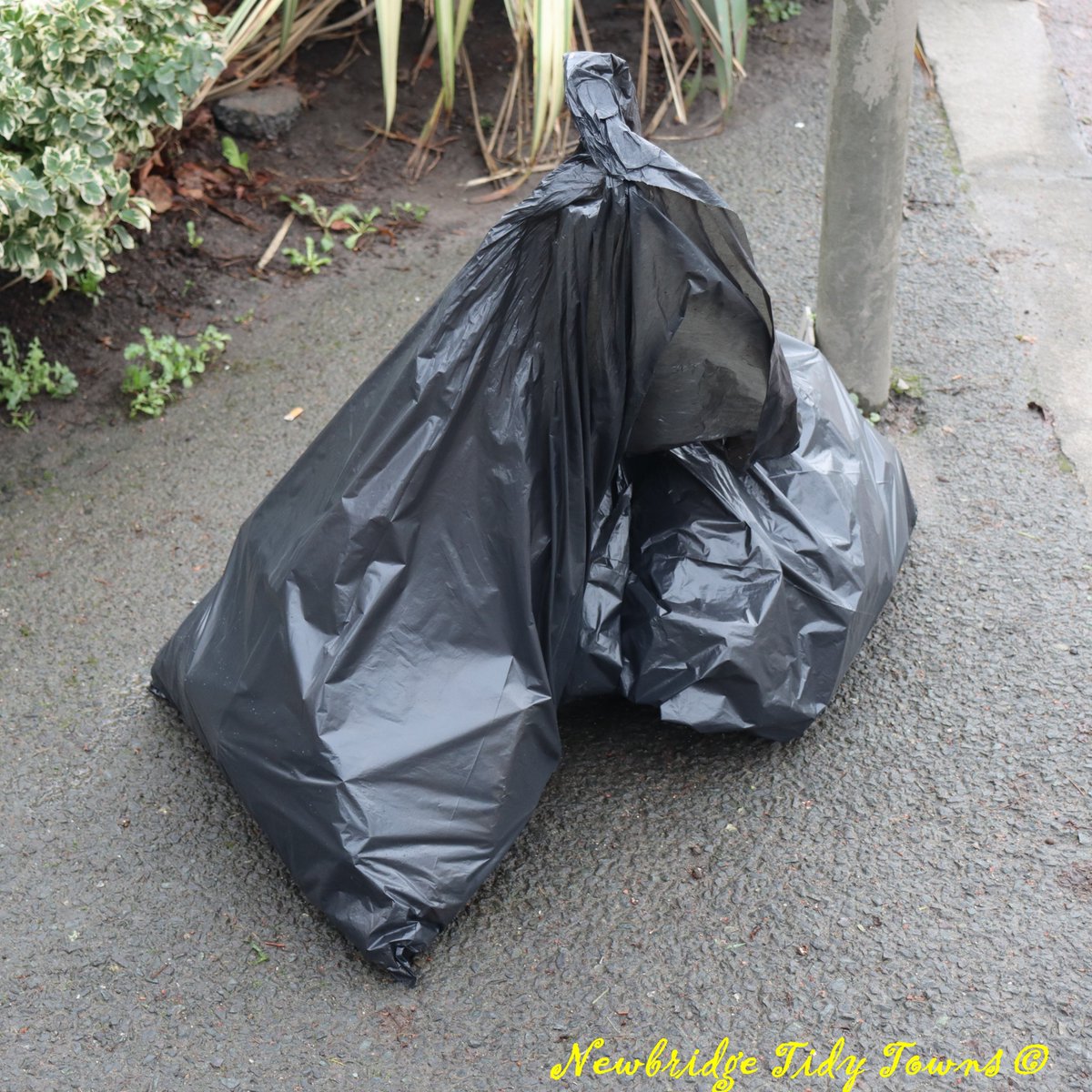 TTNewbridge's tweet photo. #PickAPatch volunteers were out this morning.

Could you participate in our Pick a Patch initiative? 

You choose the place, the day, the time &amp; frequency that suits YOU &amp; keep it #LitterFree 

We supply hi-vis, gloves, litter pickers &amp; bags if you need them!  

@NationalSpringC https://t.co/o2btoLHIzT