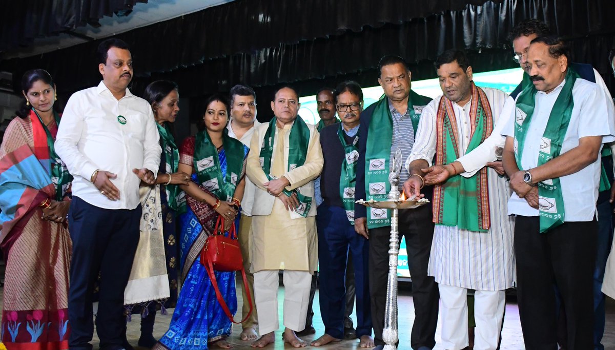 debashish_mla's tweet image. ସାରଳା ଭବନ ପରିସରରେ ବିଜୁ ଜନତା ଦଳର ୨୭ତମ ପ୍ରତିଷ୍ଠା ଦିବସ ଅବସରରେ ବାରବାଟୀ- କଟକ ନିର୍ବାଚନ ମଣ୍ଡଳୀର ପକ୍ଷରୁ ସାଧାରଣ ସଭା ଏବଂ ଶପଥ ଗ୍ରହଣ କାର୍ଯ୍ୟକ୍ରମ ରେ ଯୋଗଦେଲି। 
#BJDForNuaOdisha 
#BJDDigitalWing 
#BjdFoundationDay