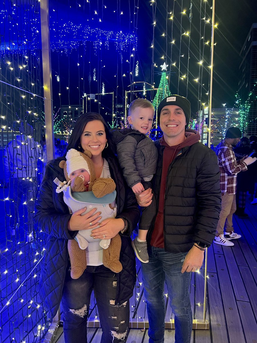 drbnwalker's tweet photo. 🎄🎁 Life with these people is the best! Merry Christmas! https://t.co/mZZu0Mqrwn