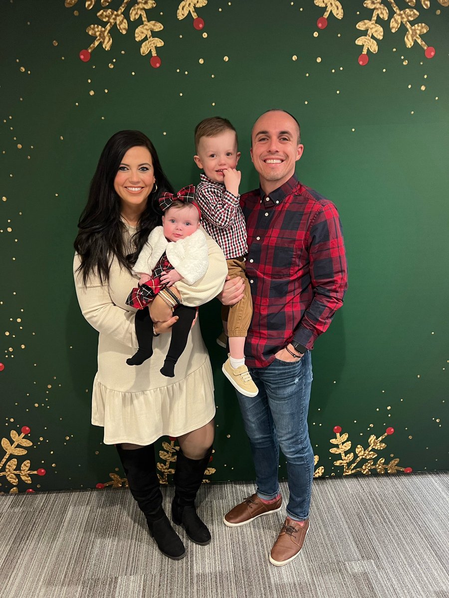 drbnwalker's tweet photo. 🎄🎁 Life with these people is the best! Merry Christmas! https://t.co/mZZu0Mqrwn