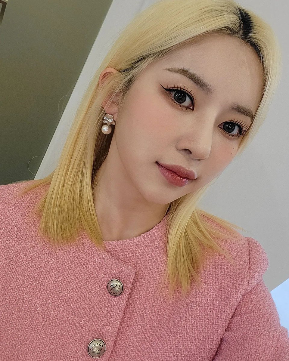 NatureTeamTR's tweet photo. [231227] Biricik dansçımız LOHA'nın doğum günü. İyi ki doğdun Loha! 🌸🌱

#HAPPY_LOHA_DAY
#네이처 #NATURE #로하 #LOHA @nature_nchworld https://t.co/oNJsNeBpEH