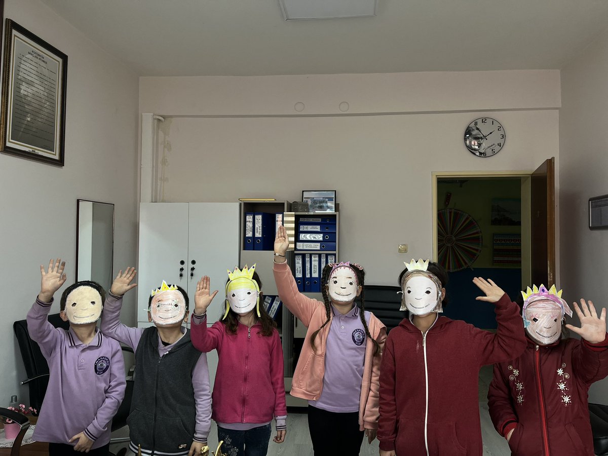 sinoplalailkok2's tweet photo. Miniklerimiz  "biz bugün mutlu yüz maskesi yaptık" dediler... Maskeye gerek kalmasın,,, hep mutlu olun , gülün çocuklar... 😊🥰@sinopilmem #çocuklargülsün #mutluokul https://t.co/VYQeUvb5dA