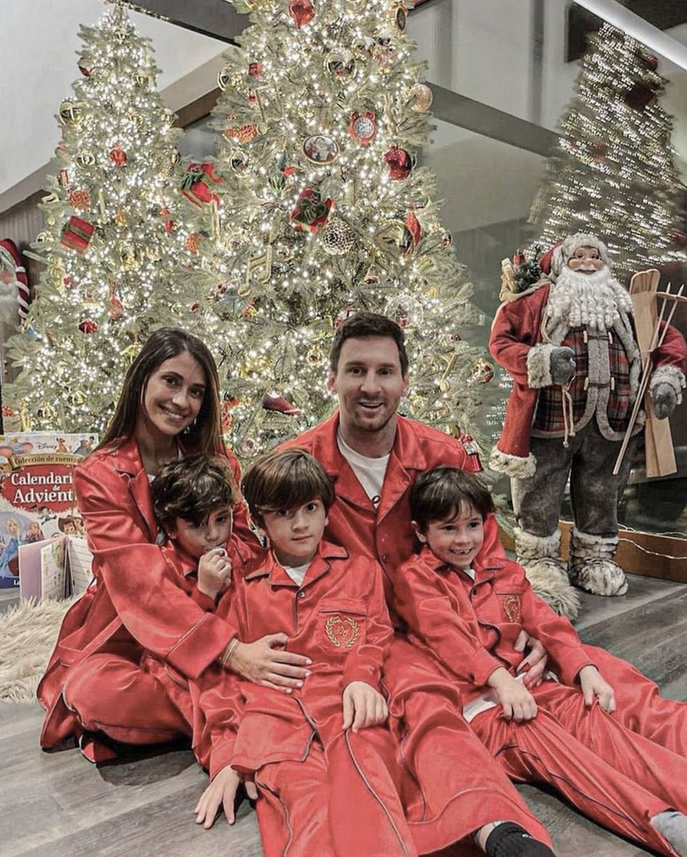 SXCWireless's tweet photo. Messi’s family has ZERO aura https://t.co/8ayNDYVF8U