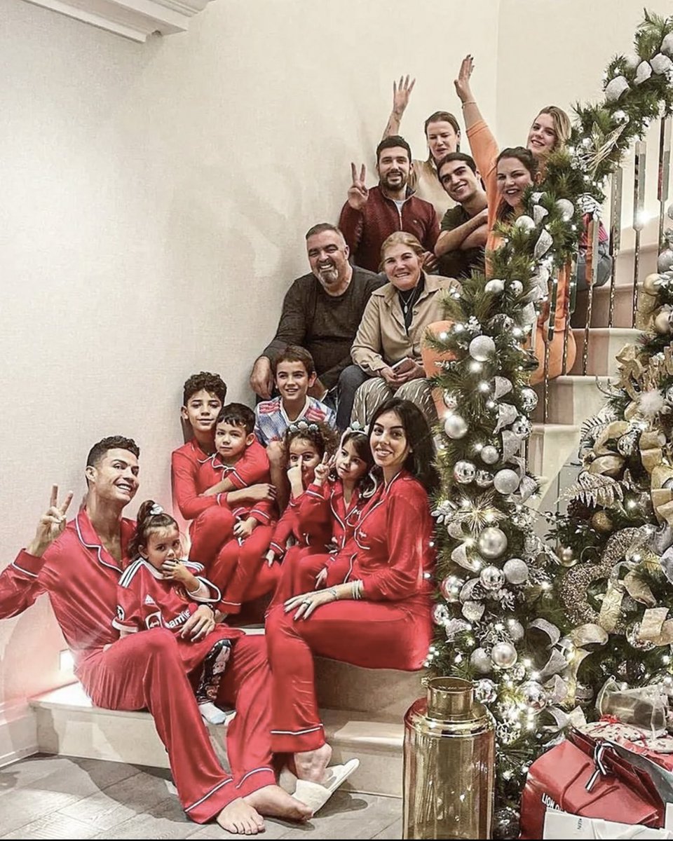 SXCWireless's tweet photo. Messi’s family has ZERO aura https://t.co/8ayNDYVF8U