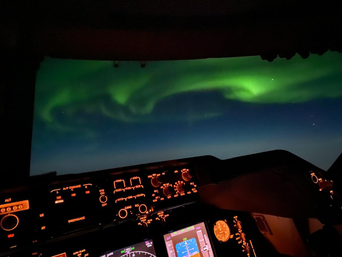 way2sexyf's tweet photo. Il bello di avere un fratello pilota: aurora boreale dalla cabina https://t.co/KgOblhe4wp