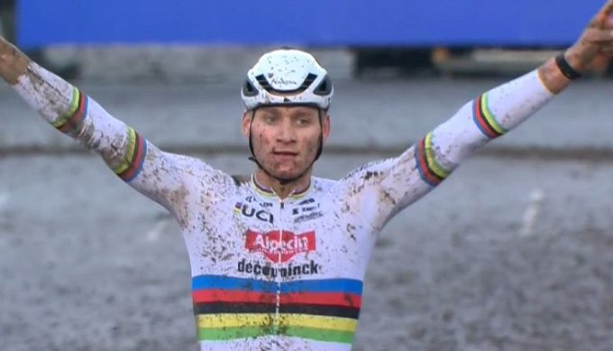cyclingbe's tweet photo. Mathieu van der Poel behoudt ook in Gavere zijn ongeslagen status. Wout van Aert is opnieuw tweede, Tom Pidcock knokt zich naar plek drie
#WBCXGavere #wwbe https://t.co/mqUjFDYuwW