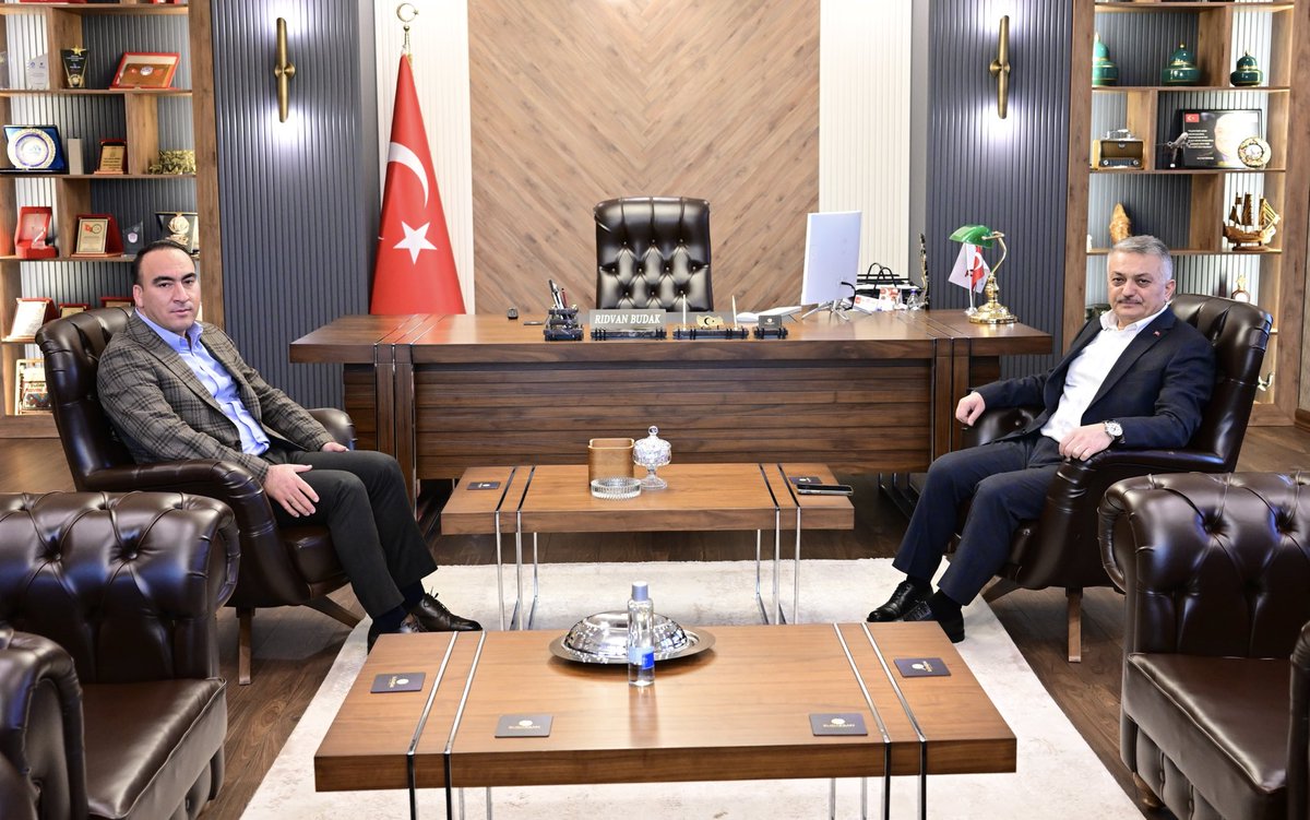 Vali <a href="/ersinyazici1/">Ersin YAZICI</a>, Budaksan Gıda ve AŞ. Yönetim Kurulu Başkanı Rıdvan Budak'a İade-i ziyarette bulundu.

#malatya #malatyavaliliği