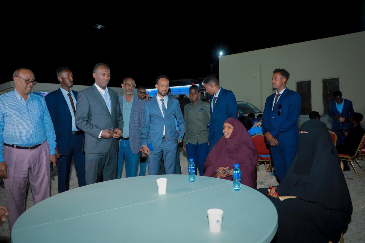 GuledforPL2024's tweet photo. Photos from last night's event at Dr. Guled's third campaign center show the #Puntland presidential candidate shaking hands with supporters who gathered at the center.
#GuledforPuntland2024 #Vision4change. #AHopefulPuntland https://t.co/H95u2oaQ7M
