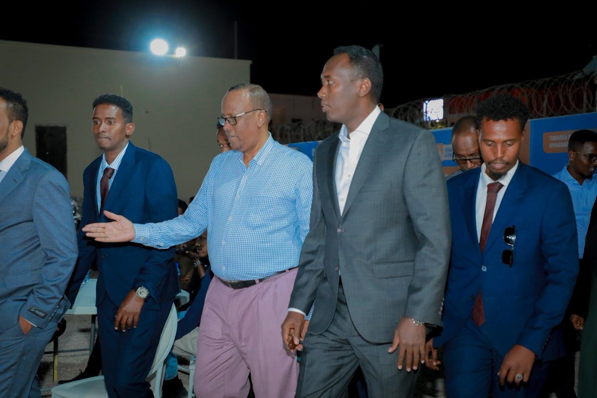GuledforPL2024's tweet photo. Photos from last night's event at Dr. Guled's third campaign center show the #Puntland presidential candidate shaking hands with supporters who gathered at the center.
#GuledforPuntland2024 #Vision4change. #AHopefulPuntland https://t.co/H95u2oaQ7M