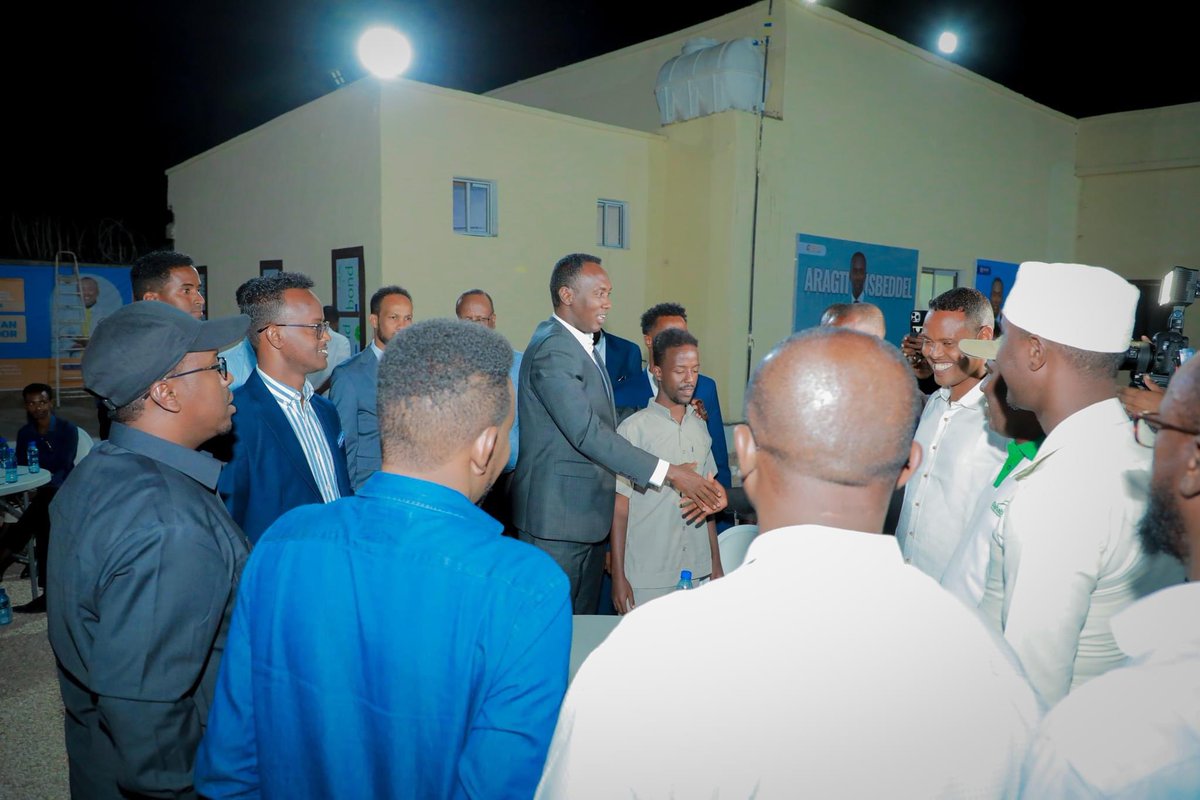 GuledforPL2024's tweet photo. Photos from last night's event at Dr. Guled's third campaign center show the #Puntland presidential candidate shaking hands with supporters who gathered at the center.
#GuledforPuntland2024 #Vision4change. #AHopefulPuntland https://t.co/H95u2oaQ7M