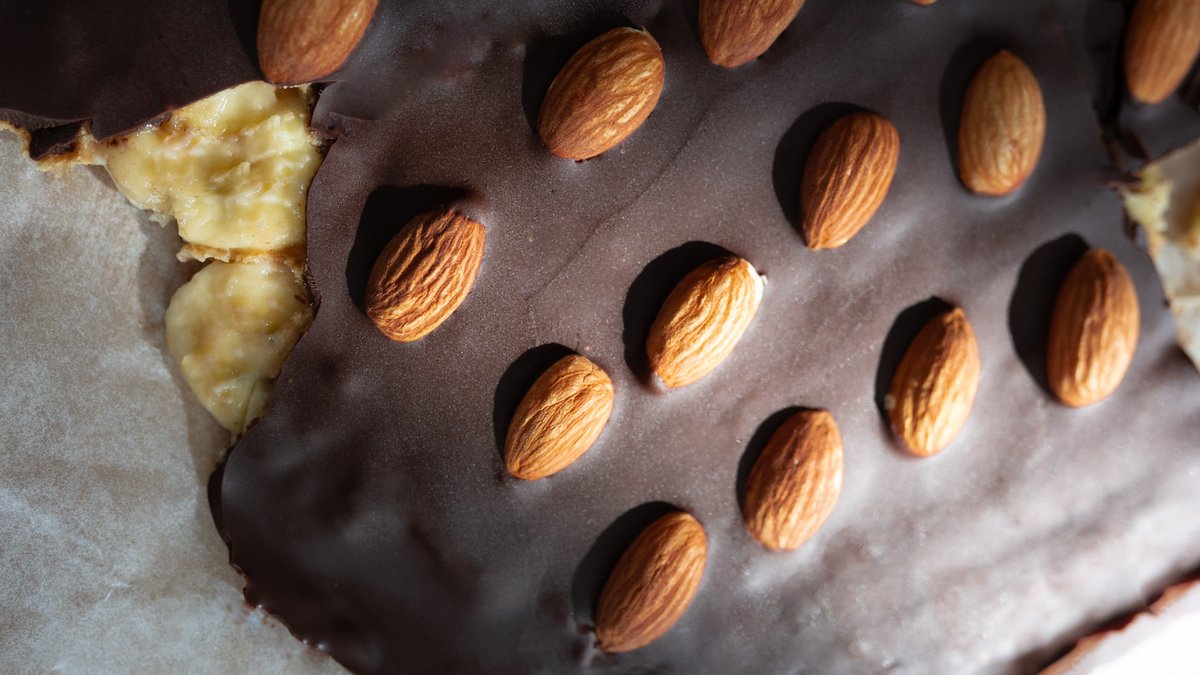 platanosiempre's tweet photo. La vida sana está muy bien, pero en Navidad podemos darnos un #caprichito…  👀 ¿Eres más de turrón o de bombones?

❤️ Equipo turrón con plátano
🔂 Equipo bombón de plátano https://t.co/BnKY1wd5gH