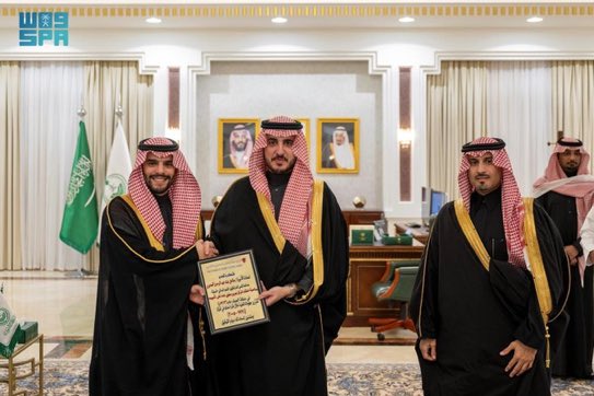 TheArabHash's tweet image. أمير منطقة الجوف يستقبل المدير العام لمركز عبدالرحمن السديري الثقافي ويكرم المديرين السابقين للمركز.