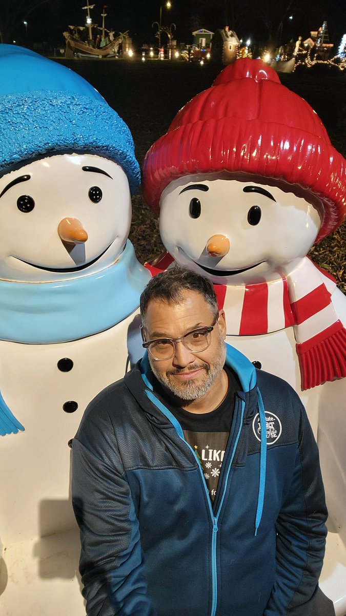 trekker21's tweet photo. Took some chilly selfies at The MSU Burns Fantasy of Lights Display!

#Christmas2023 #FantasyOfLights https://t.co/HfxywDK1we