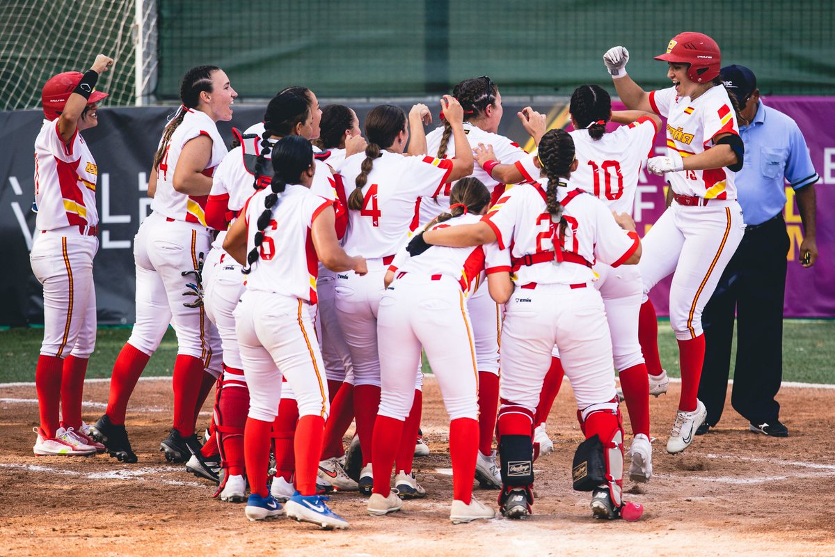 RFEBS's tweet photo. Iniciamos la cuenta atrás hasta el 2024 con un repaso a todas las selecciones que este año han defendido los colores de #España en competiciones internacionales 💪🏻
Empezamos con el equipo absoluto de sófbol femenino, que el mes de julio pelearon en la #WSWC en Valencia 🥎👏🏻 https://t.co/cMPFxDKUJM