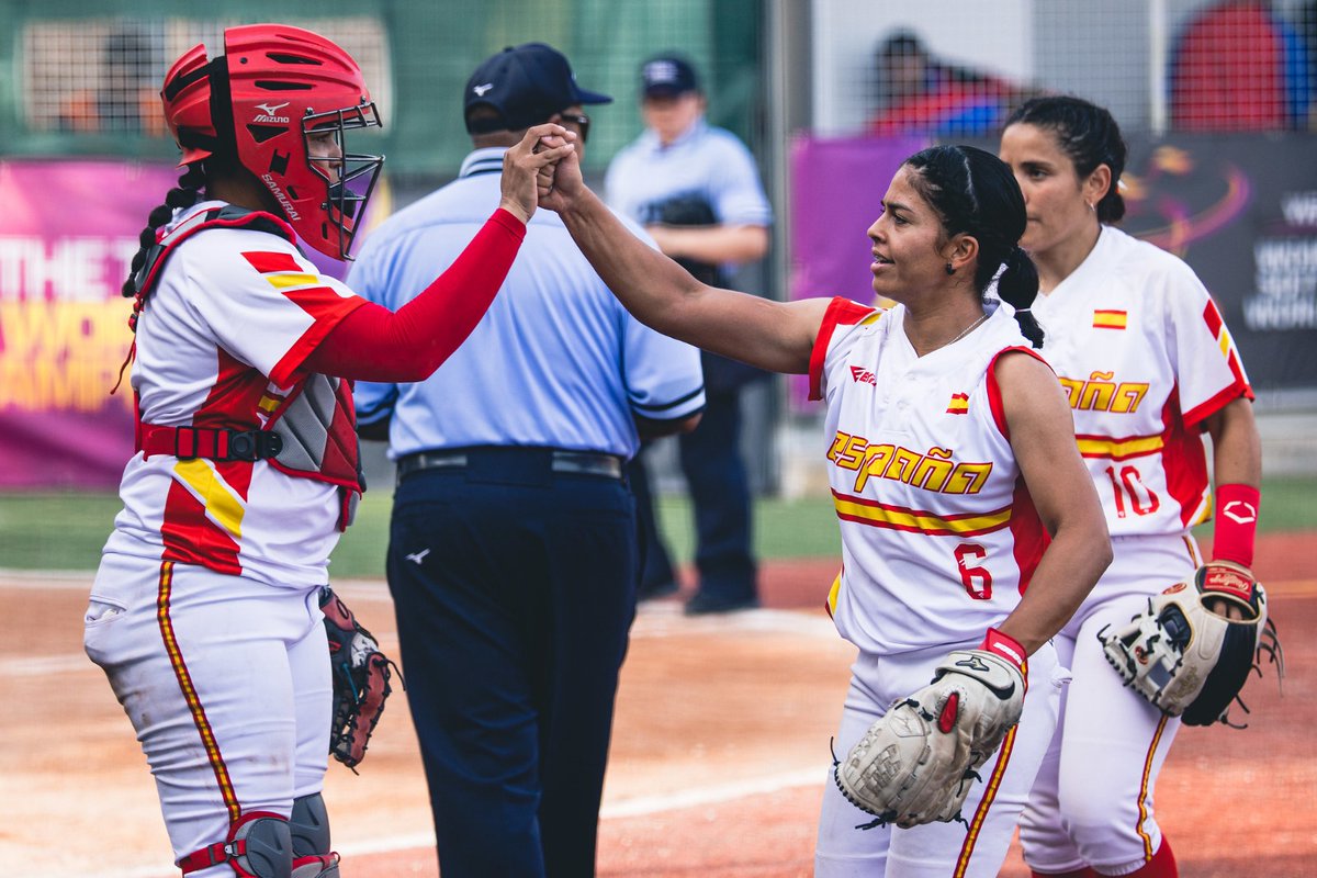 RFEBS's tweet photo. Iniciamos la cuenta atrás hasta el 2024 con un repaso a todas las selecciones que este año han defendido los colores de #España en competiciones internacionales 💪🏻
Empezamos con el equipo absoluto de sófbol femenino, que el mes de julio pelearon en la #WSWC en Valencia 🥎👏🏻 https://t.co/cMPFxDKUJM