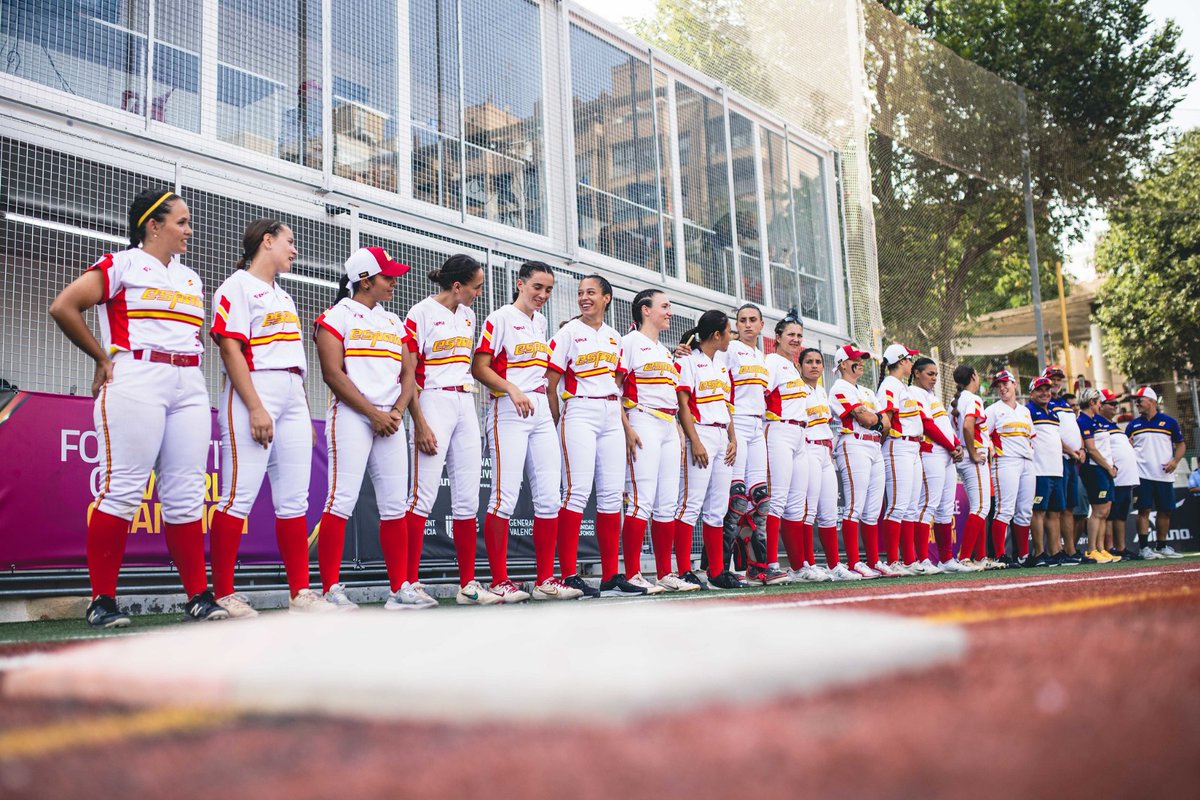 RFEBS's tweet photo. Iniciamos la cuenta atrás hasta el 2024 con un repaso a todas las selecciones que este año han defendido los colores de #España en competiciones internacionales 💪🏻
Empezamos con el equipo absoluto de sófbol femenino, que el mes de julio pelearon en la #WSWC en Valencia 🥎👏🏻 https://t.co/cMPFxDKUJM