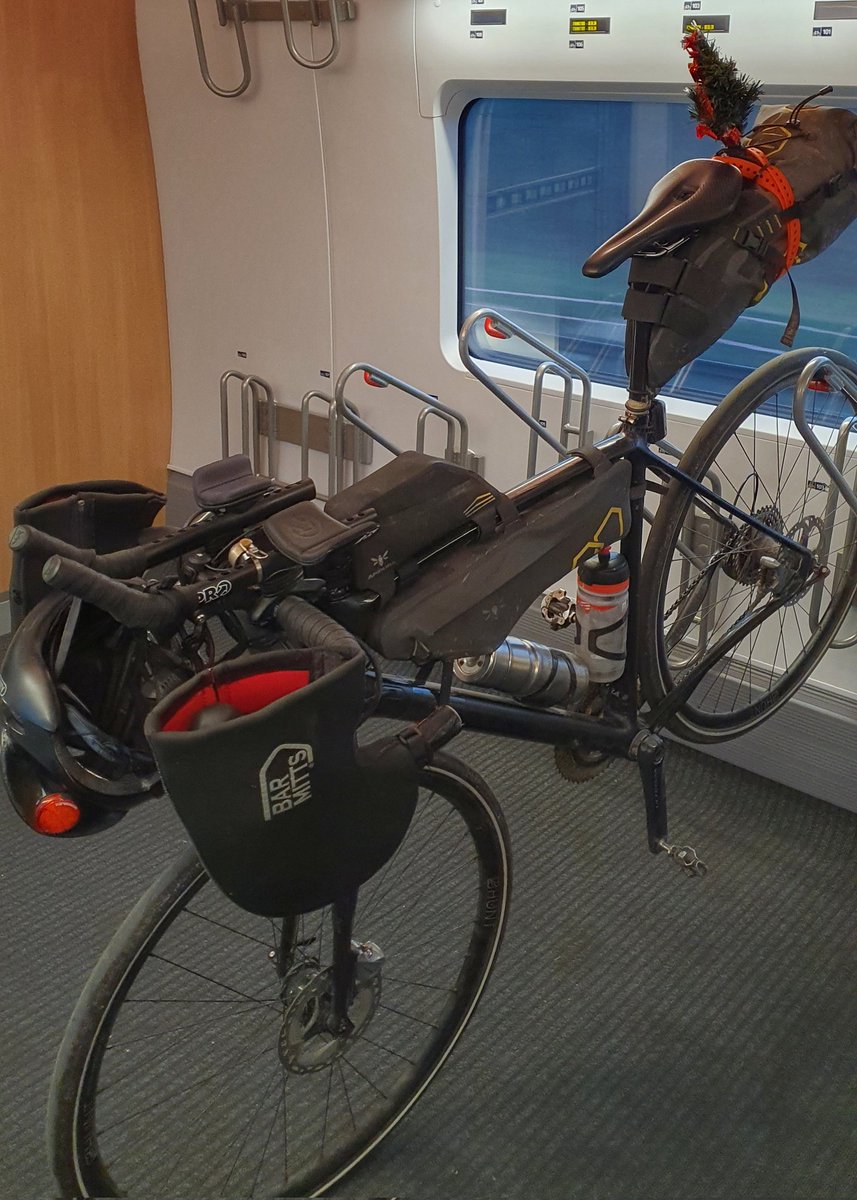 KaiMenze's tweet photo. Funktionierende Türen, ein leeres Radabteil, (bislang) fast pünktlich!  Danke, liebe @DB_Bahn, damit habt ihr mir heute ein Lächeln in's Gesicht gezaubert. Frohe Weihnachten! 🎄 #ICE574 https://t.co/wxYmXUi7Tf