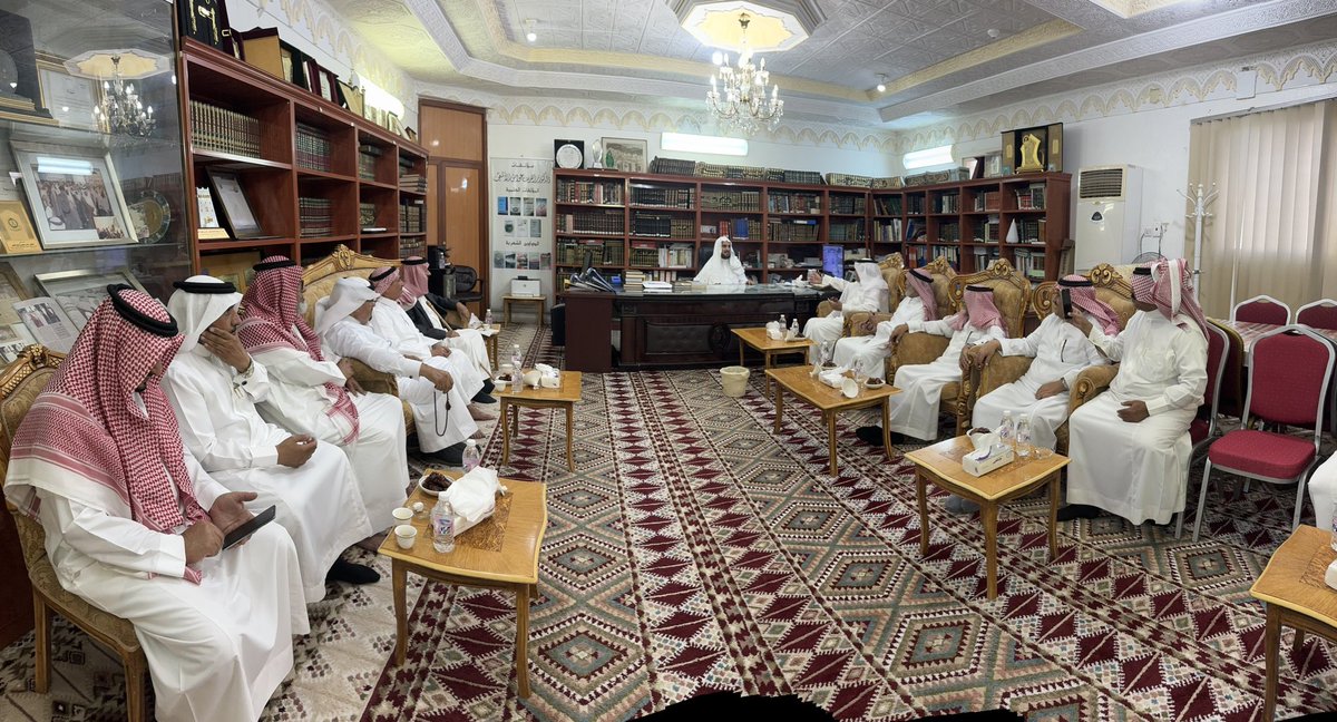 ksaaseer's tweet photo. الدكتور #زاهر_بن_عواض الألمعي أستاذ جامعي وشاعر وكاتب؛ عضو سابق بمجلس الشورى السعودي بدورته الأولى، عمل مديراً لمعهد نجران العلمي عام 1385هـ، ومدرساً بكلية الشريعة بالرياض عام 1391هـ، ثم عميداً لشئون المكتبات ثم أستاذاً في كلية أصول الدين بجامعة الإمام، ثم عميداً لكلية الشريعة وأصول الدين بأبها.
صدر أمر سامي بتعيينه عضواَ في هيئة حقوق الإنسان وأنهى عملة عام 1433 هـ.
أشرف على عدد كبير من رسائل الماجستير والدكتوراة في الدراسات العليا بجامعة الأمام محمد بن سعود الإسلامية؛ ويعتبر الدكتور زاهر بن عواض أول سعودي يتدرّج من الرتبة العسكرية جندي إلى درجة الدكتوراه؛ وأول سعودي يحصل على الدكتوراه من جامعة الأزهر؛ والدكتوراه في التفسير وعلوم القرآن؛ وأول دكتور سعودي في جامعة الإمام محمد بن سعود الإسلامية حيث حصل على درجة الدكتوراه عام 1393 هـ.
ألف مئات الكتب؛ ولازال عطاؤه لم ينضب ويعمل على إنهاء عدد من المؤلفات بين يديه حالياً.
الدكتور زاهر قامة علمية وأدبية وشعرية ورمز من الرموز التي عُرفت على مستوى الوطن؛ وتاريخه يشهد له في خدمة وطنه ومجتمعه على مدى 75 عاماً هي عمره الوظيفي والأكاديمي.