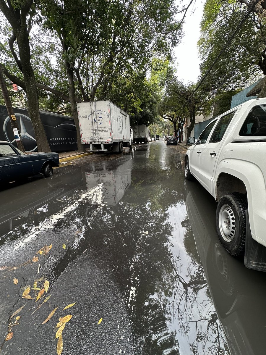 hibridoxd's tweet photo. Fuga de agua en Lago Como y Lago Trasimeno, @AlcaldiaMHmx @SacmexCDMX #fugadeagua #alcaldiamiguelhidalgo #sacmexcdmx se supone que ya la habían arreglado, en los teléfonos no contestan. https://t.co/ylNWJvFnlA