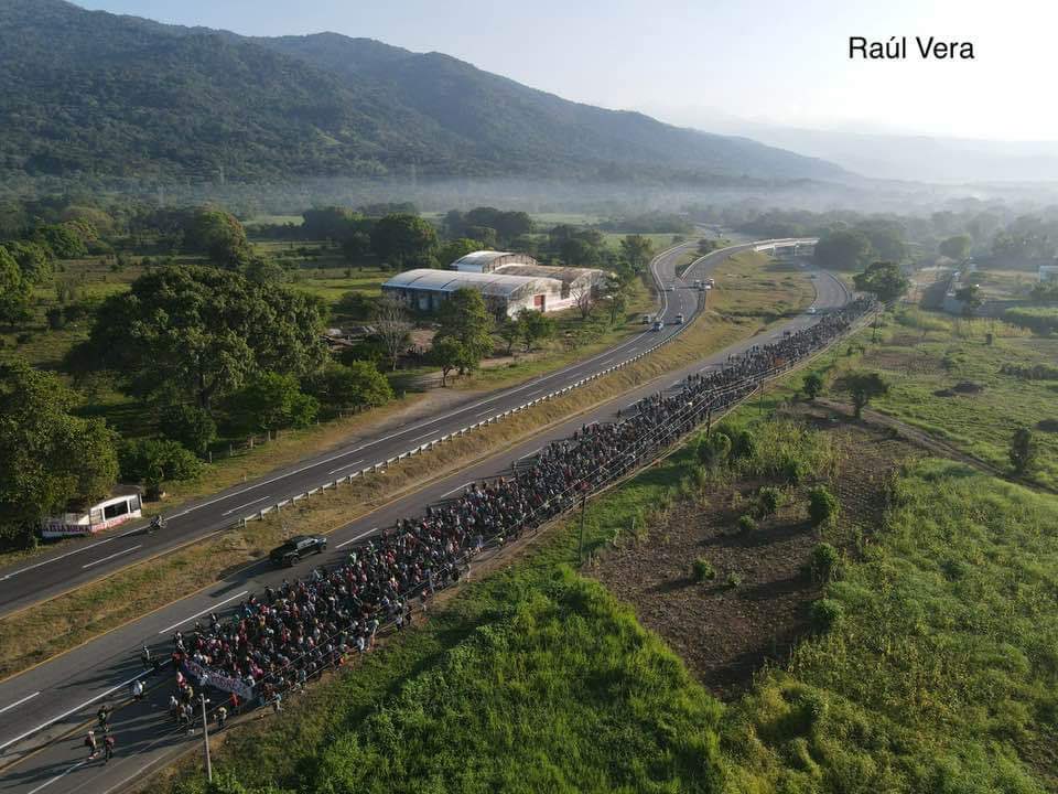 colentornos's tweet photo. Éxodo de migrantes en Chiapas
Miles de migrantes avanzan por la carretera costera de Chiapas, , si transitas por la costa Chiapaneca con mucha precaución. (Redes sociales) https://t.co/W90LWT8Lpi
