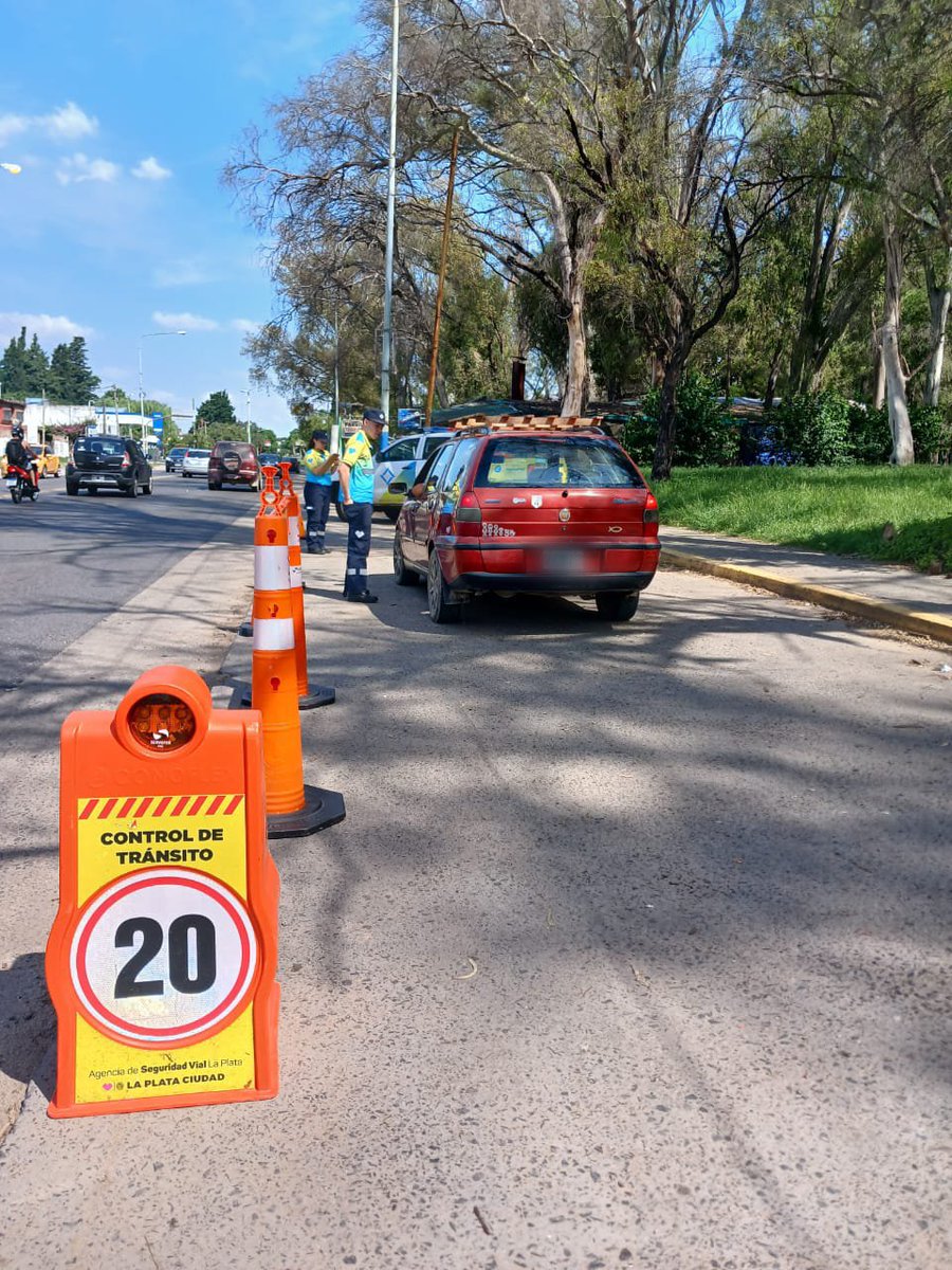 ASVLaPlata's tweet photo. Continuamos en diferentes puntos de la ciudad con los operativos de control vehicular y de pedido de documentación obligatoria para circular. Realizamos 127 operativos en automóviles, camionetas, y motovehículos, detectando durante la semana pasada 1205 infracciones #ASVLAPLATA. https://t.co/xGsDJOr0ZH