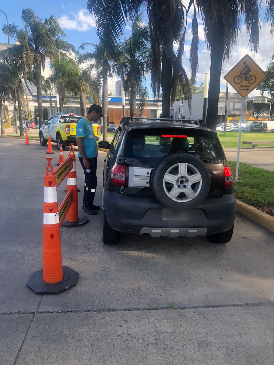 ASVLaPlata's tweet photo. Continuamos en diferentes puntos de la ciudad con los operativos de control vehicular y de pedido de documentación obligatoria para circular. Realizamos 127 operativos en automóviles, camionetas, y motovehículos, detectando durante la semana pasada 1205 infracciones #ASVLAPLATA. https://t.co/xGsDJOr0ZH