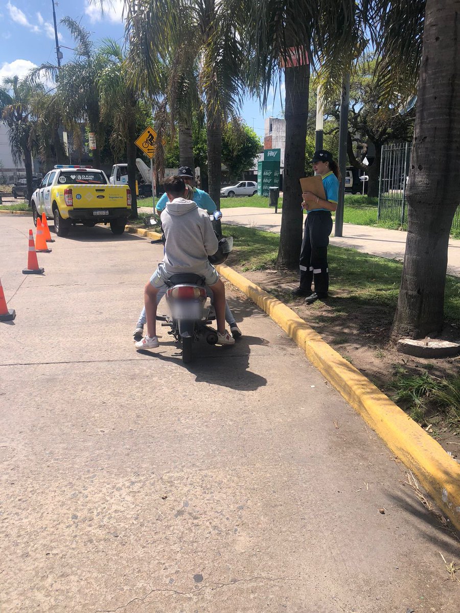 ASVLaPlata's tweet photo. Continuamos en diferentes puntos de la ciudad con los operativos de control vehicular y de pedido de documentación obligatoria para circular. Realizamos 127 operativos en automóviles, camionetas, y motovehículos, detectando durante la semana pasada 1205 infracciones #ASVLAPLATA. https://t.co/xGsDJOr0ZH