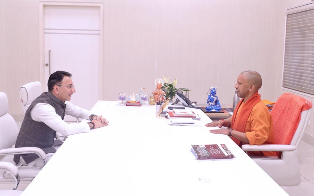 JitinPrasada's tweet photo. आदरणीय मुख्यमंत्री श्री @myogiadityanath जी से आज लखनऊ में शिष्टाचार भेंट करके @Uppolice में भर्ती हेतु तीन वर्ष की छूट देने के निर्णय पर धन्यवाद देते हुए हार्दिक आभार व्यक्त किया। https://t.co/aiE27ueHIR