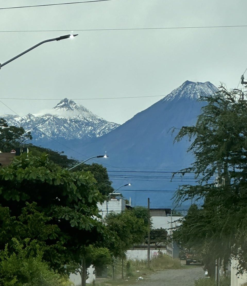 soyyanez's tweet photo. Nuestros vecinos, dice mi tía Teresa, desde Quesería. 
#VolcanesDeColima https://t.co/gbVaEvQP3C