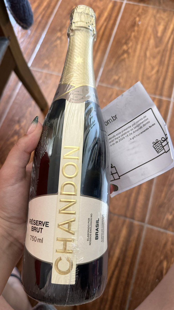 Simplesmente @bentomands me enviou um chandon de presente. A parceria de milhões, gente! Obrigada, amiga! Muito feliz pelo que fizemos em 2023 e ansiosa pelos livros maravilhosos que virão em 2024 🫶