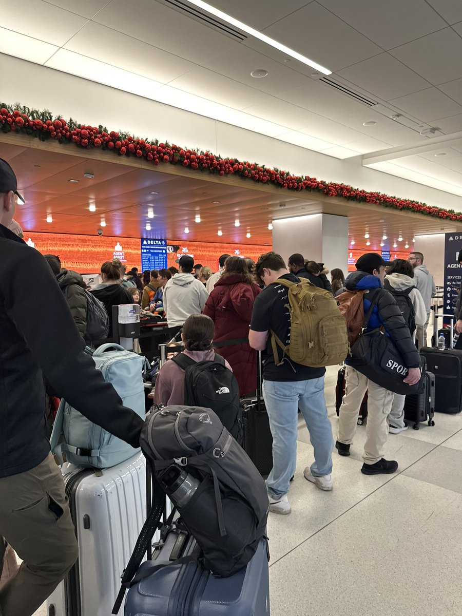 ethanjmath's tweet photo. @Delta this is the line at LGA and it’s NOT moving https://t.co/4QYtyTFhuW