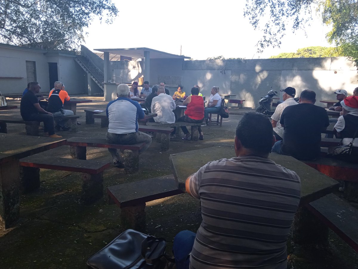 Los directivos del Comercio y la Gastronomía de #Cabaiguán analizan el cierre de los indicadores económicos del 2023, las cuentas por pagar, el perfeccionamiento del sector y las medidas  para garantizar seguridad de las unidades. #EstaeslaRevolución. #SanctiSpiritusenMarcha.