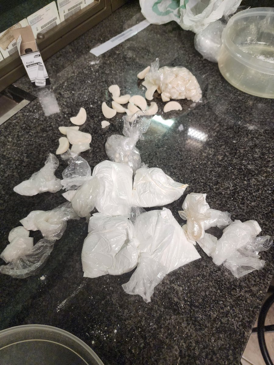 TshenoloPi's tweet photo. Cat, cocaine and other drugs worth 860k found and seized , 1 suspect arrested.  He is our Nigerian " hard working" brother. 

He will dance 

Let's work 💪 🙌 https://t.co/nuGcsB4Uoq