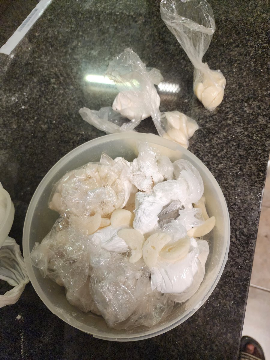 TshenoloPi's tweet photo. Cat, cocaine and other drugs worth 860k found and seized , 1 suspect arrested.  He is our Nigerian " hard working" brother. 

He will dance 

Let's work 💪 🙌 https://t.co/nuGcsB4Uoq