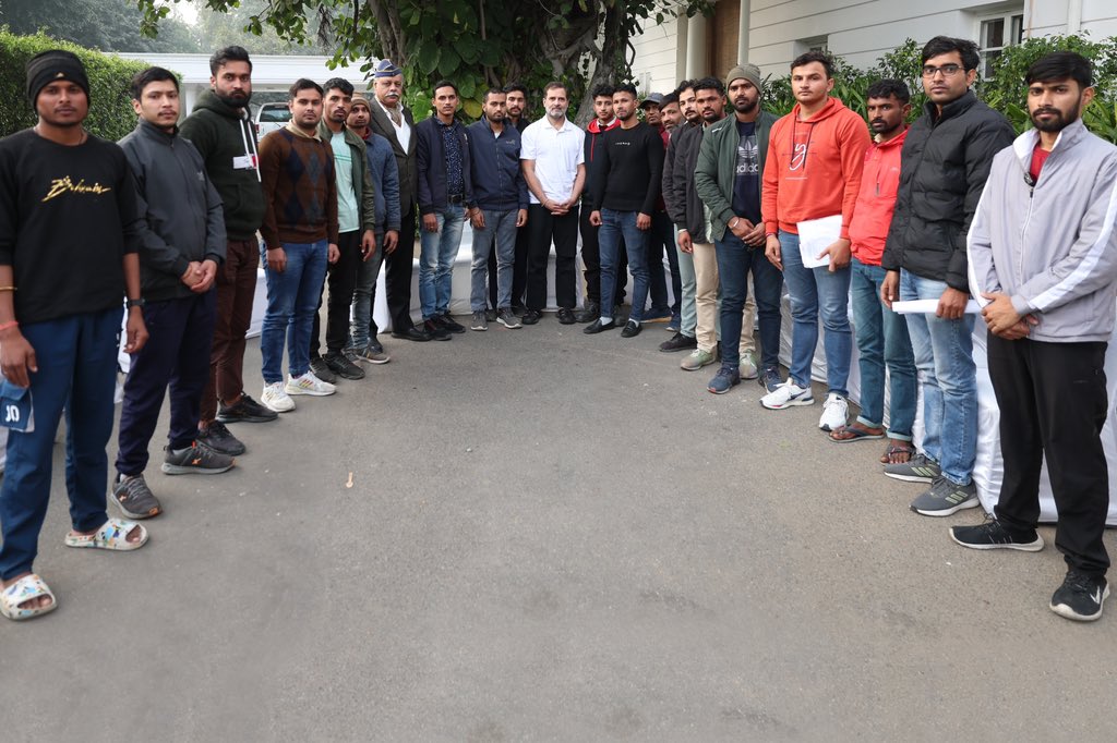 ColRohitChaudry's tweet photo. धन्यवाद राहुल जी !

आज आपने हमारे #सैन्य भर्ती व #अग्निवीर योजना से पीड़ित बेरोजगार युवाओं के डेलिगेशन को बहुत धैर्य व संवेदनशीलता के साथ सुना व उनकी समस्या को समझा। 

ये युवा चयनित होने के बाद भी 2 साल से फौज में ज्वाइनिं��� लैटर का इंतजार कर रहे हैं।
 
एक्ससर्विसमैन डिपार्टमेंट, कांग्रेस पार्टी, पीड़ित युवाओं की लड़ाई में निर्णायक भूमिका निभाने का काम करेगा और साथ में #अग्निवीर स्कीम को खत्म करने का निरंतर प्रयास करेगा।

#चंपारण_सत्याग्रह  #पेंडिंग_भर्ती