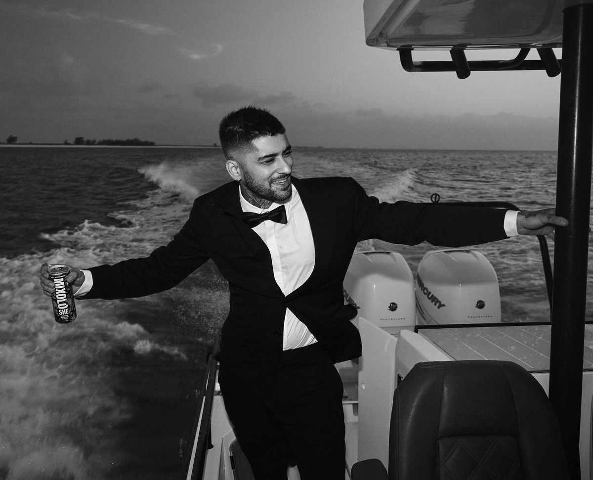 zayn in black&white ♡ (@bwzaynmalik) on Twitter photo 