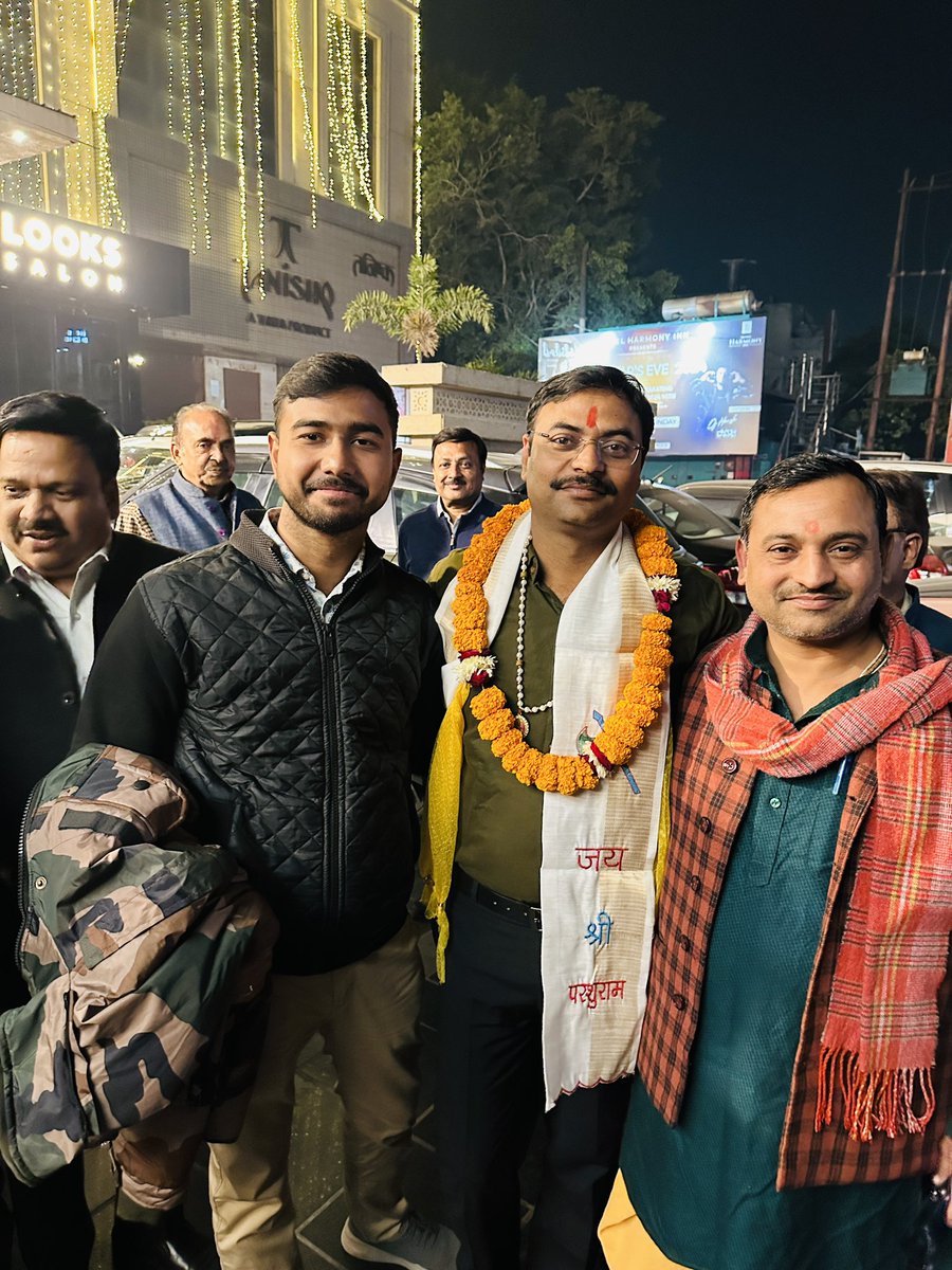 aryatyagii's tweet photo. Meerut will miss you @ArvindDysp sir 
You have given a lot to our city “Meerut” . We will never get an officer like you who always available for us whether it is day or night. We will miss you a lot .
@Uppolice need more officers like you. 
Have a safe journey to Unnao . 
#meerut https://t.co/EgAzB33gJI
