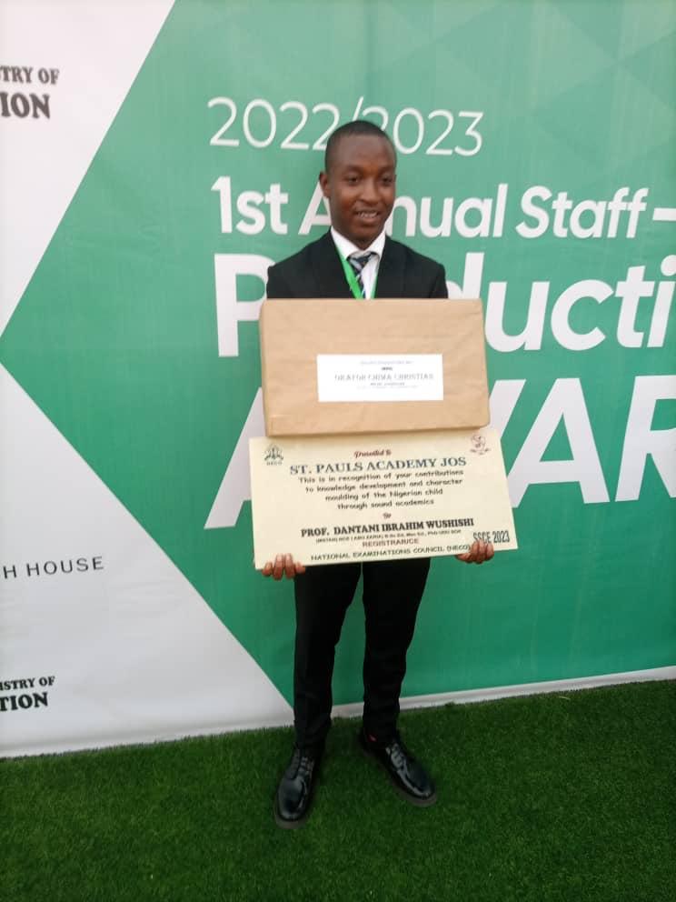 VoiceOfTheEast's tweet photo. Eziokwum niile, Ndi Igbo nwere ọgụgụ isi!
Celebrating Okafor Chima Christian who emerged as the 2023 NECO best performing student.
He is from Ogboji in Orumba south LGA, Anambra State.

Igbo excellence is a fact!!! 

Let's Retweet to celebrate him https://t.co/6Q8JXpWZ4Y